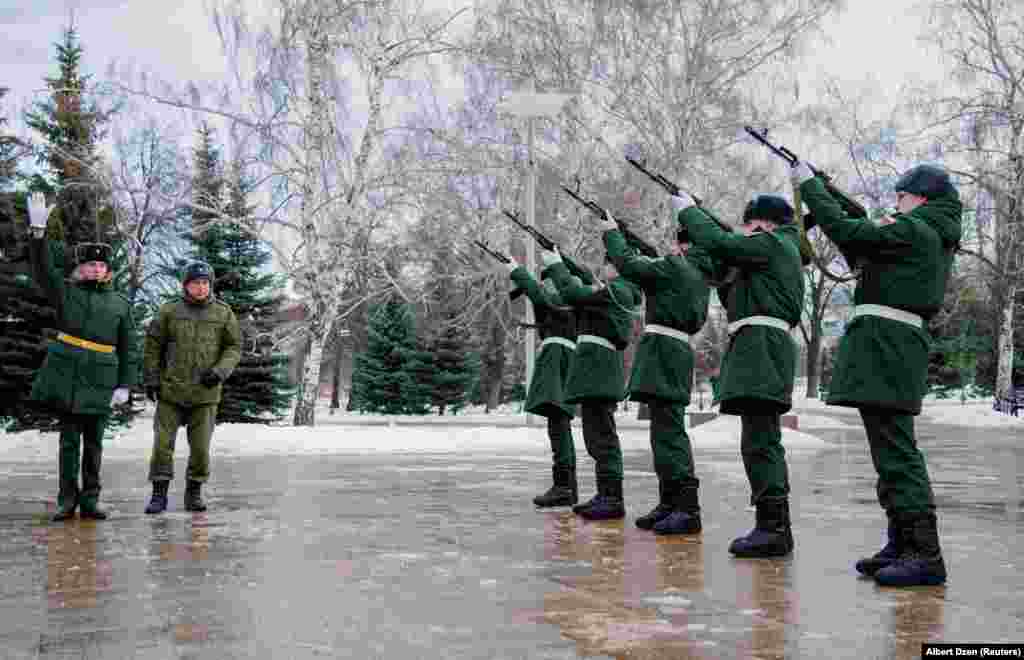 Soldiers fire a farewell salute during the memorial service in Samara. The Makiyivka strike is the biggest single combat loss that Moscow has acknowledged since it first launched its February 2022 invasion of Ukraine. 