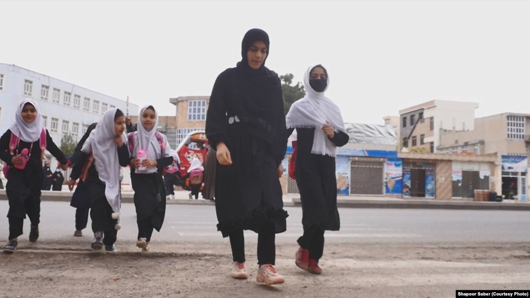بیشتر از یک سال میشود که طالبان به دختران دوره های آموزشی ثانوی و لیسه اجازه رفتن به مکتب نداده اند