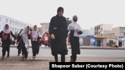 ارشیف: د افغانستان په لوېدیځ کې د نجونو د یوه ښوونځي زده کوونکې