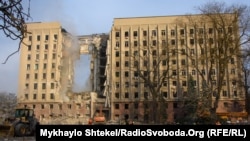 29 березня близько 08:45 у Миколаєві внаслідок обстрілу і влучання в дев’ятиповерхову будівлю Миколаївської ОДА зруйнувалася центральна її секція