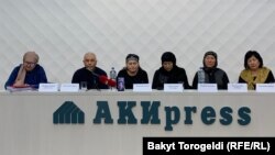 Участники пресс-конференции в Бишкеке. 29 марта 2022 года. 
