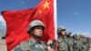 Китайский солдат держит флаг во время совместных военных учений Шанхайской организации сотрудничества (ШОС) «Мирная миссия-2016» на полигоне «Эдельвейс» в Балыкчи, примерно в 200 км от Бишкека, 19 сентября 2016 года