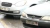 Автомобілі з українськими номерами поруч із «номерами» підтримуваного Росією угруповання «ДНР»