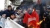 На антитурецкой демонстрации в Москве жгут флаг Турции. 25 ноября 2015 года.