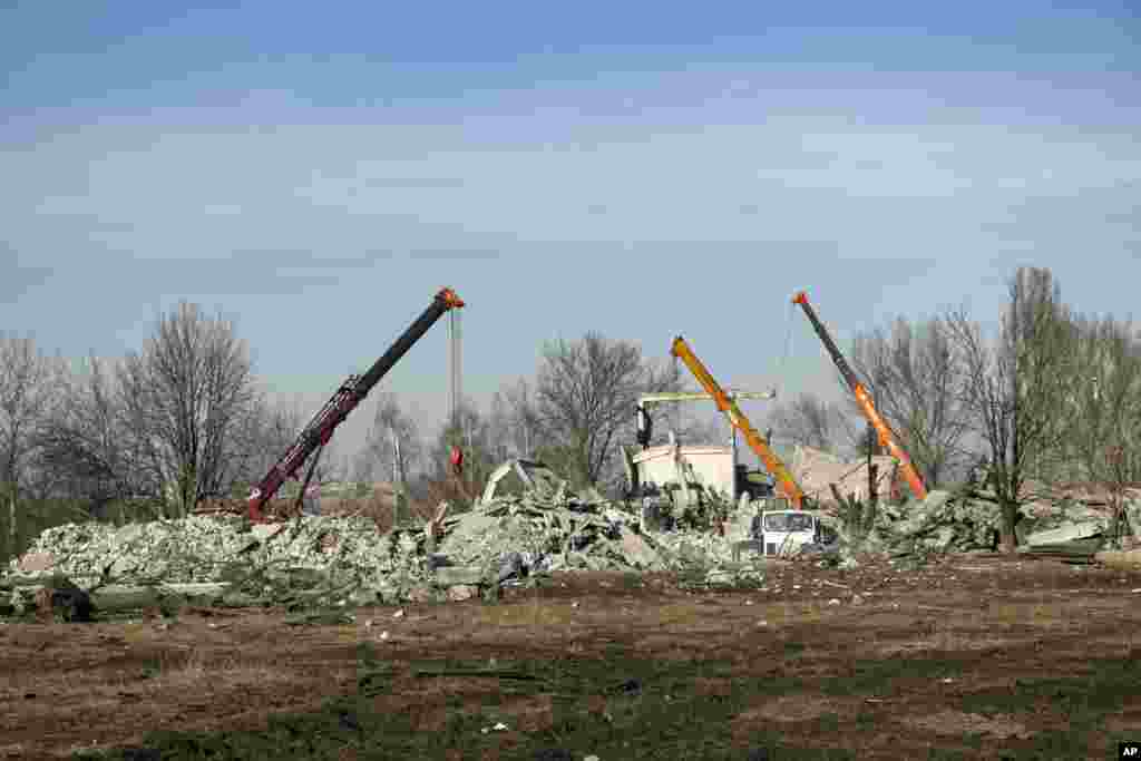 The wife of a soldier from Samara who was housed in the building told RFE/RL’s North.Realities that her husband survived due to being away from the site at the time of the strike, but says from around 400 soldiers stationed there, “most of them died.” 