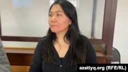 Атыраулық белсенді Жаңылсын Жалғасова сотта тұр.