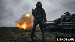 Український військовий показує, як трофейний російський танк Т-80 веде вогонь по російських позиціях у Донецькій області, 22 листопада 2022 року, ілюстративне фото