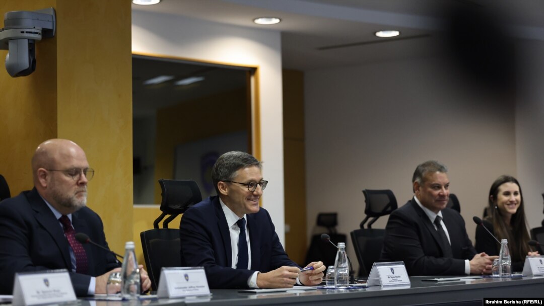 Derek Chollet, savjetnik američkog State Departmenta i Gabriel Escobar, američki specijalni izaslanik za Zapadni Balkan tokom njihove posjete Prištini. 11. januara 2023.