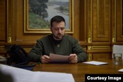 Fotografia postată pe contul de Facebook al lui Zelenski de la convorbirea cu Iohannis.
