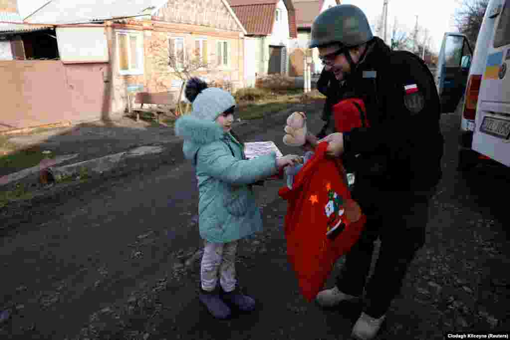 Кашувара, поляк, який переїхав до Києва після початку війни. 6-річній Ангеліні він запропонував самій вибрати подарунок у мішку із гостинцями. 