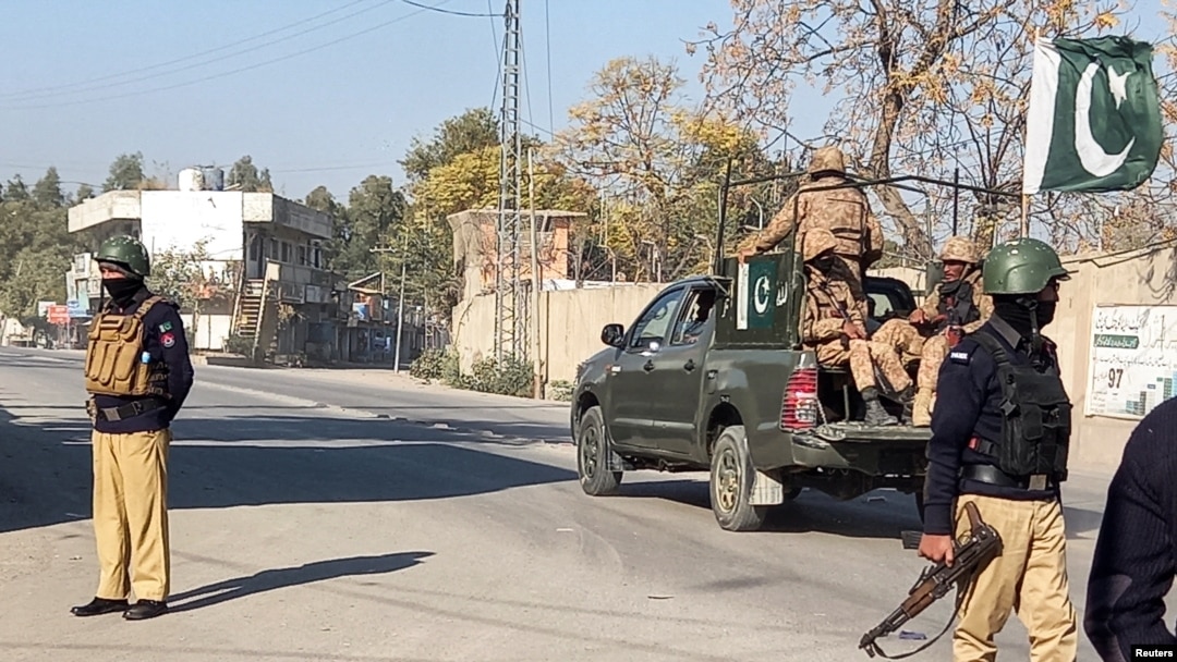 د خیبر پښتونخوا په بنو کې وخت ناوخته وسله وال پر پولیسو بریدونه کوي. (انځور: ارشیف)