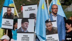 Эзәрлекләнүче кырымтатарларны яклап уздырылган пикетларның берсендә