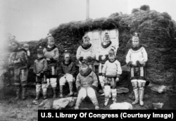 Grenlandiýaly inuit aýallary bajakdan – dargamaýan gaty kesekden gurlan jaýyň daşynda, 1800-nji ýyllaryň aýagy