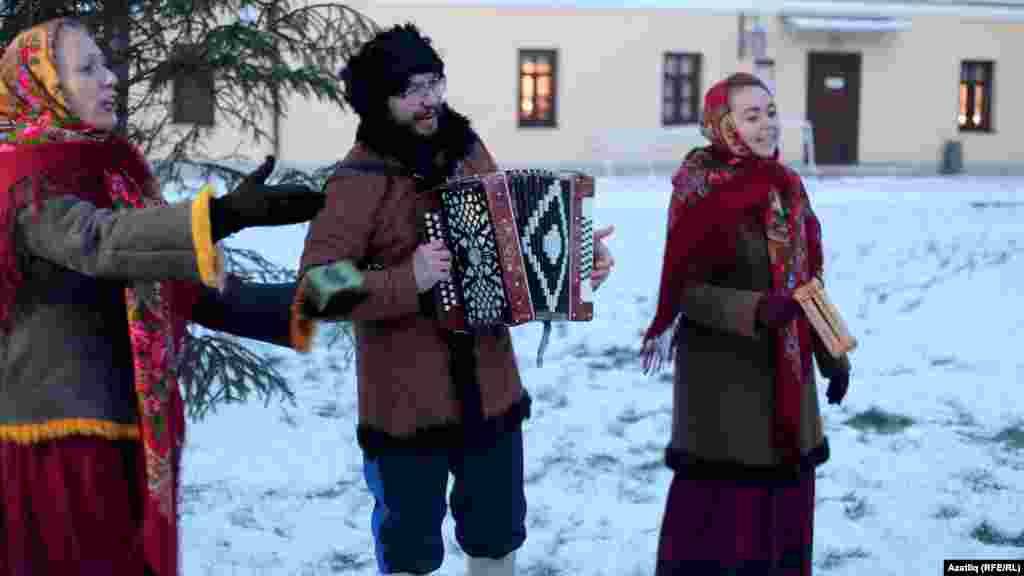 Зөядә кунакларны һәм туристларны “Красная горка” рус фольклор-этнографик ансамбле каршы алып озатып кала, уеннар уйната