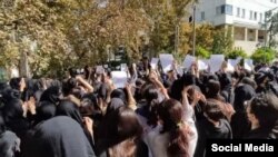 مظاهرات مردمی و دانش آموزان پوهنتون ها از حدود یک ماه به این طرف در ایران ادامه دارد