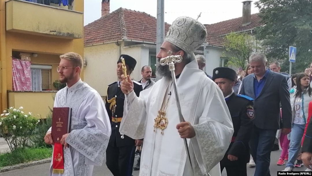 Episkop Metodije u šetnji ulicama Danilovgrada, u pratnji dvojice predstavnika 'Saveza kozaka', 2022. godine