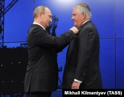 Rex Tillerson, cel propus de Trump ca secretar de stat și care a fost audiat ieri în Senatul SUA primind medalie de onoare de la Putin în iunie 2013.