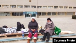 Екі баланың анасы Амангүл Жаппасова мен Айболған Базарбаева (оң жақта) Жаңаөзен қаласы әкімдігінің алдында аштық ұстап отыр. Амангүлдің жанында ұлы жатыр. Жаңаөзен, 31 наурыз 2022 жыл.