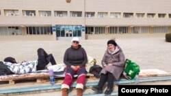Екі баланың анасы Амангүл Жаппасова және Айболған Базарбаева Жаңаөзен қаласы әкімдігінің алдында аштық ұстап жатыр. Жаңаөзен, 31 наурыз 2022 жыл. 