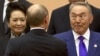 Президенты Нурсултан Назарбаев (справа) и Владимир Путин (стоит спиной) на саммите Совещания по взаимодействию и мерам доверия в Азии. Шанхай, 20 мая 2014 года.