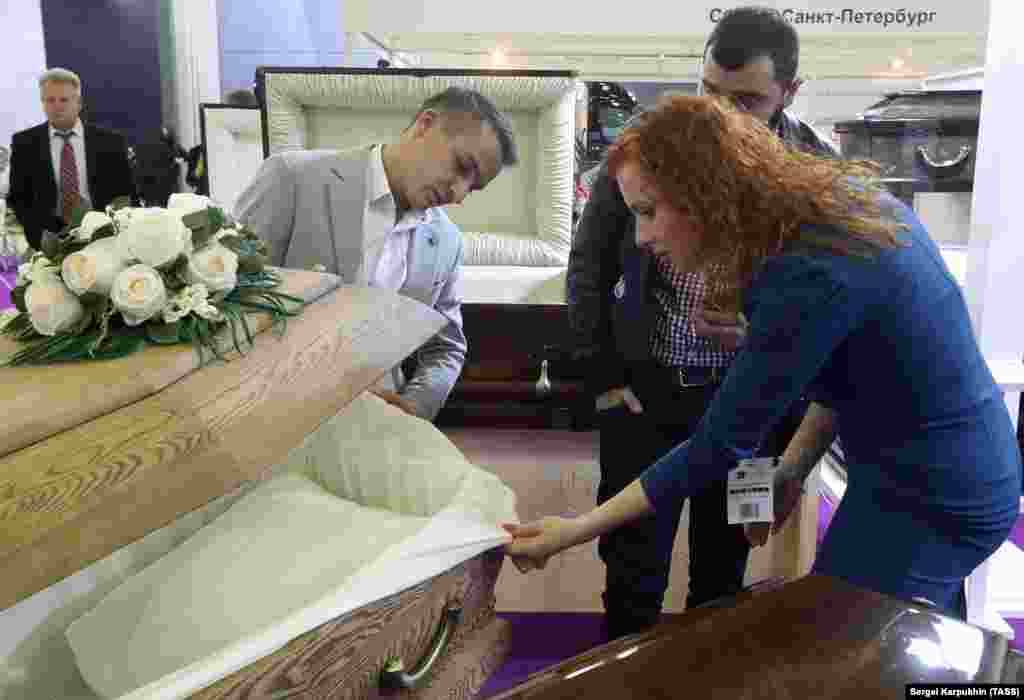 Посетители ја прегледуваат поставата на ковчегот за време на необичниот саем. Жаворонко вели дека околу 1.000 луѓе ја посетиле изложбата на 26 октомври. Оние кои ја посетиле биле претежно професионалци во индустријата за погреби, иако „некои уметници и други луѓе дојдоа да ја видат модната ревија на фустани“.