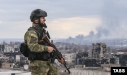 Военнослужащий СОБРа «Ахмат» на крыше здания. Мариуполь, 4 апреля 2022 года.