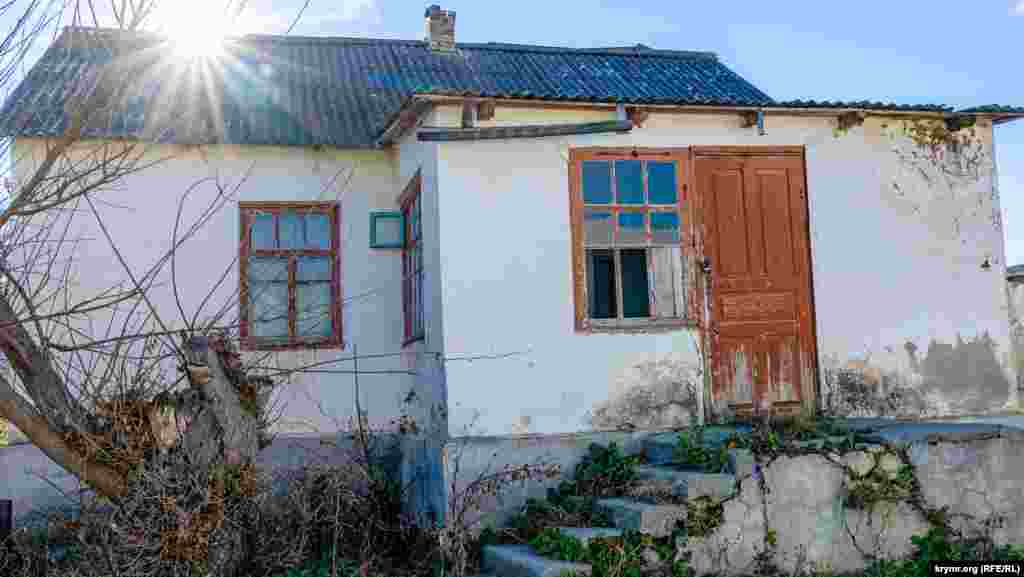 А на сусідній Центральній вулиці – зачинені порожні будинки з вибитими вікнами