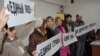 Журналисты газеты "Голос республики" в суде. Алматы, 13 декабря 2012 года
