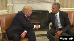 Birleşen Ştatlaryň prezidenti Barak Obama (sagda) we ABŞ-nyň prezidenti saýlanan Donald Tramp.