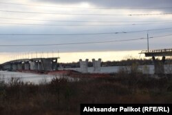 What's left of the Antonivskiy Bridge