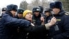 "Азаттыктын" кабарчысы Бакыт Төрөгелди митинг учурунда. 