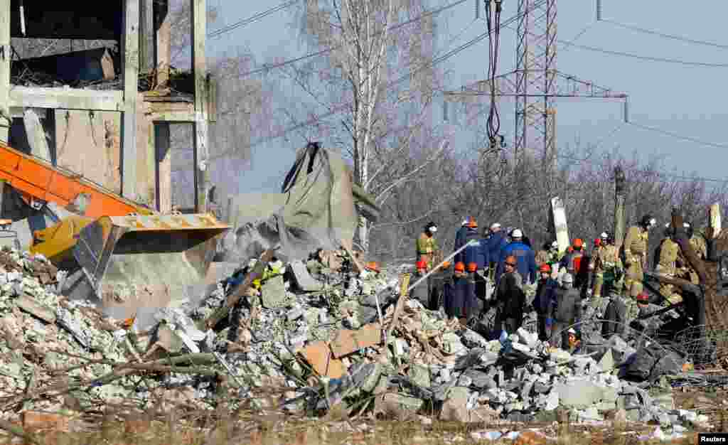 Rescuers search through the rubble of a vocational school in the Moscow-controlled Ukrainian town of Makiyivka, just east of Donetsk, on January 3. At around midnight on New Year’s Eve, the building was struck by HIMARS rockets launched by Ukrainian forces that, according to Russia’s Defense Ministry, killed 89 soldiers. Some Russian sources have claimed “hundreds” died, and Kyiv claims some 400 Russian soldiers perished or were wounded in the barrage. 