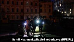 Străzile din Kiev sunt în beznă după atacurile ruse la centralele electrice ale Ucrainei.