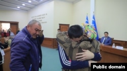 Қамаудан шыққан жақынын күтіп алған азаматтар. Нүкіс, 1 қараша 2022 жыл.