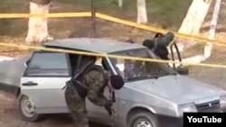 Gazak polisiýasy Tarazda awtoulagy barlaýar, 12-nji noýabr.