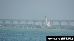 На Керченському мосту розбирають прольоти, зруйновані внаслідок вибуху та пожежі