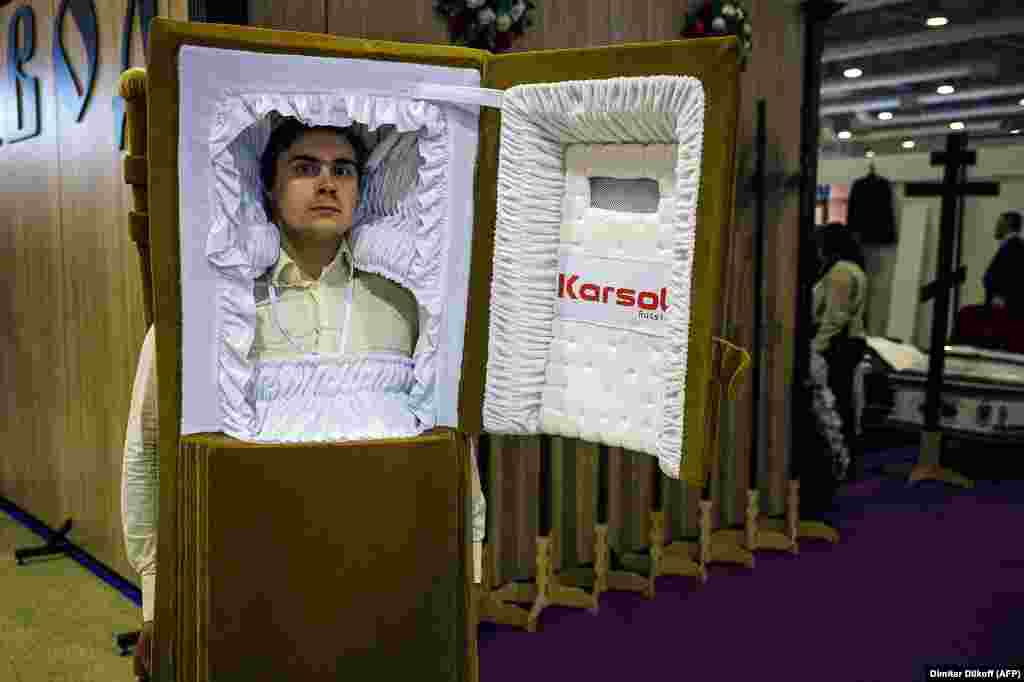 Човек облечен како ковчег Русија - како и многу други земји - забележа нагло зголемување на стапката на смртност во 2020 година, бидејќи пандемијата на коронавирус го зеде својот мрачен данок. Се чини дека тој тренд ќе продолжи. На 27 октомври, земјата објави рекордни 1,123 смртни случаи од ковид-19.