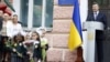 Віктор Янукович час урочистої церемонії з нагоди початку нового навчального року. Президент відвідав школу № 16 у Києві, 1 вересня 2010 року