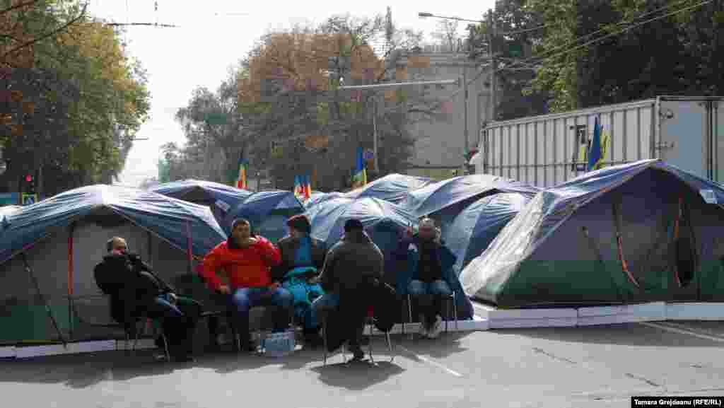 Simpatizanți ai lui Renato Usatâi și Igor Dodon la protestul extins pe carosabilul bulevardului Ștefan cel Mare.