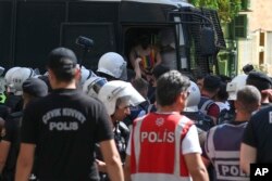 Privođenje učesnika LGBTQ Marša ponosa u Istanbulu, Turska, u nedjelju, 26. juna 2022.