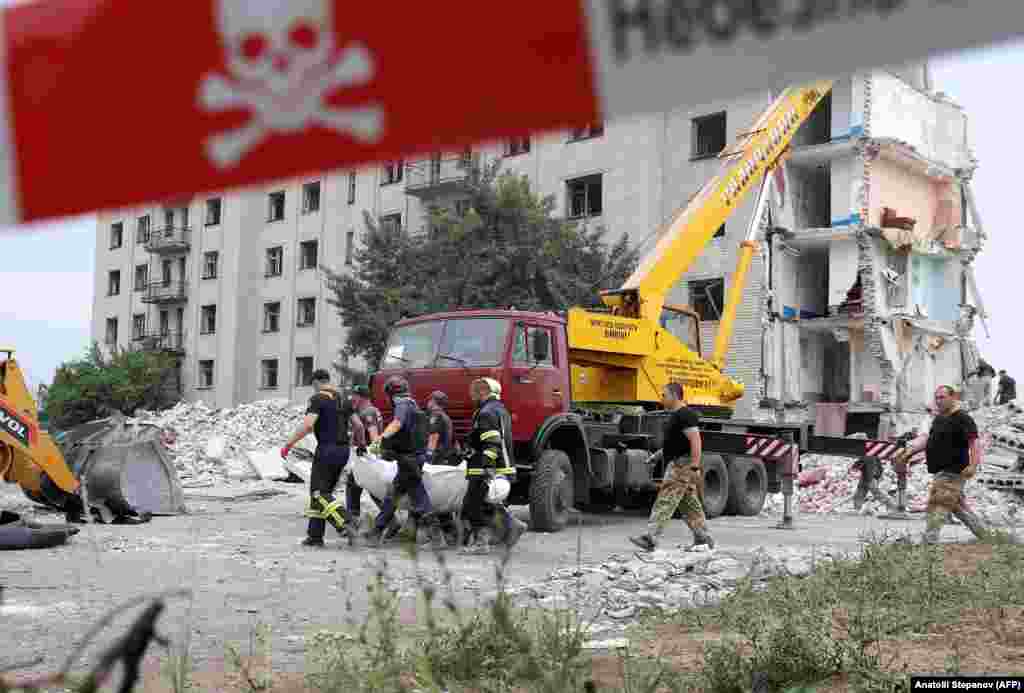 Heavy equipment was brought in to aid in the search for survivors in Chasiv Yar.