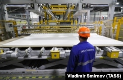 Изготовление плит ДСП на фабрике «IKEA Индастри Новгород».