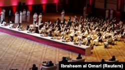 د افغان دولت او طالبانو ترمنځ د سولې خبرو پرانیست غونډه کې په قطر کې د طالبانو د سیاسي دفتر او مرکچي پلاوي یو شمېر غړي