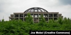 A 2006 photo of an unfinished hunger circus in the southwestern Rohava neighborhood that was later demolished to make way for a shopping mall.