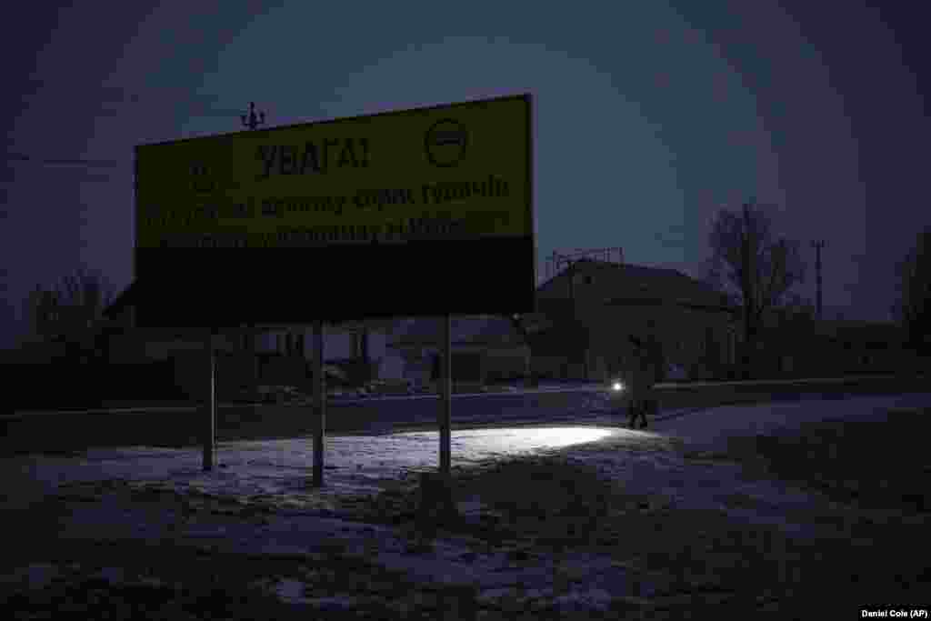 «Ми прислухаємося до кожного дрібного звуку та шуму. Так не можна жити», – каже 64-річна Валентина Матвєва з села Ріпки. «Коли ти постійно в страху, це не життя», – скаржиться жінка