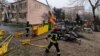 За останніми даними Державної служби України з надзвичайних ситуацій, під час падіння гелікоптера в житловому районі Броварів Київської області <a href="https://d21anguafekb8j.cloudfront.net/a/news-brovary-gelikopter-zhertvy-katastrofa/32228957.html" target="_self">загинули 17 людей</a> (серед них &ndash; четверо дітей), травми отримали близько трьох десятків осіб (зокрема діти)