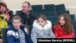 Фонд «Спасем Украину» возвращает депортированных из России украинских детей.