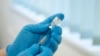 Oltáshoz készítik elő a német-amerikai fejlesztésű Pfizer-BioNTech koronavírus elleni oltóanyagot a pásztói Margit Kórházban kialakított oltóponton 2022. március 3-án.