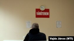 Egy férfi várakozik azt oltást követően a Borsod-Abaúj-Zemplén Megyei Központi Kórház és Egyetemi Oktatókórházban kialakított oltóponton Miskolcon 2022. március 2-án.