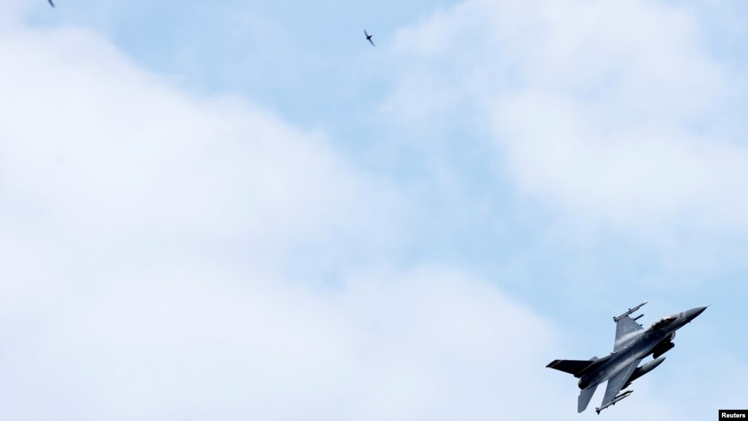 F-16 Fighting Falcon američkog ratnog vazduhoplovstva tokom NATO vježbe Sabre Strike (Udar sablje) leti iznad vojne vazduhoplovne baze Amari, Estonija, 12. juni 2018. 
